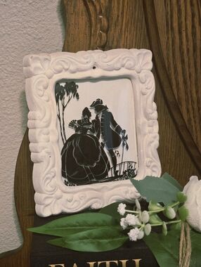 VTG 40s White Scroll Black Reverse Silhouette Couple Bubble Frame Picture